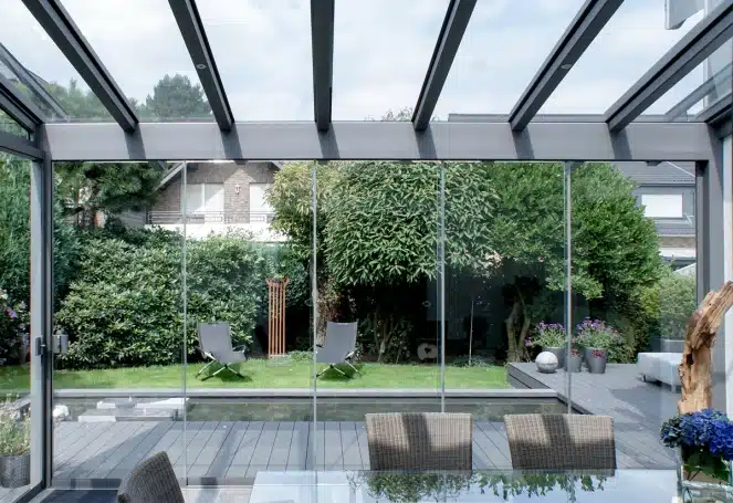 Modern terasz üvegezés a Caribi Télikert Kft. kínálatában